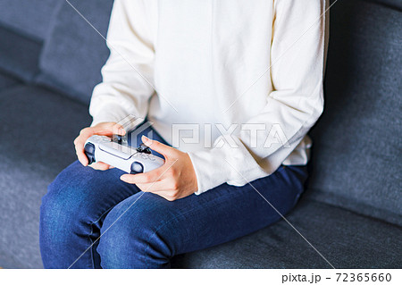 ゲーム コントローラで遊ぶティーンエイジャー 【eスポーツ】 ゲーム コントローラで遊ぶティーンエイジャー 【eスポーツ】 72365660