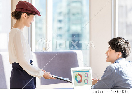 レストラン カフェ ウェイトレスのイメージ 72365832