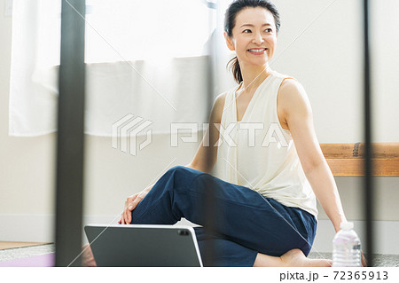 家でストレッチをするミドルの女性 72365913