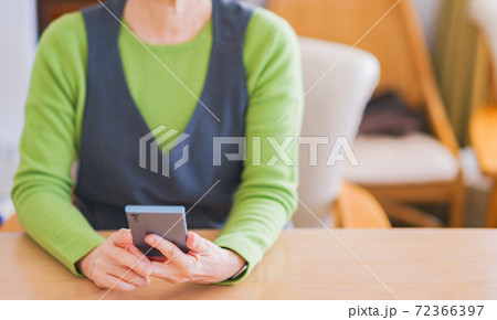 ボケ防止(認知症対策)にスマホを使いこなす シニア 老人 女性 日本人【アクティブシニア】 ボケ防止(認知症対策)にスマホを使いこなす シニア 老人 女性 日本人【アクティブシニア】 72366397