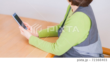 ボケ防止（認知症対策）にスマホを使いこなす　シニア　老人　女性　日本人【アクティブシニア】 72366403