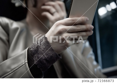 スマホを見てショックを受ける女性 スマホを見てショックを受ける女性 72366873