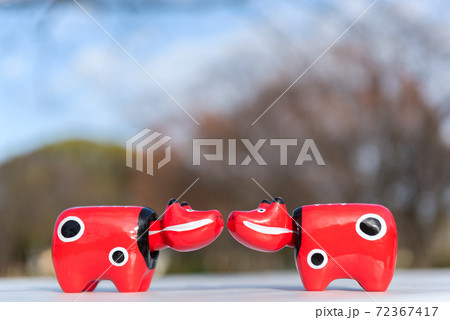 見つめ合う赤べこの置物 見つめ合う赤べこの置物 72367417