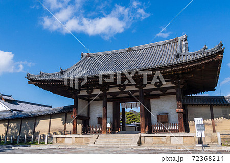 秋空に映える奈良・法隆寺の南大門 秋空に映える奈良・法隆寺の南大門 72368214