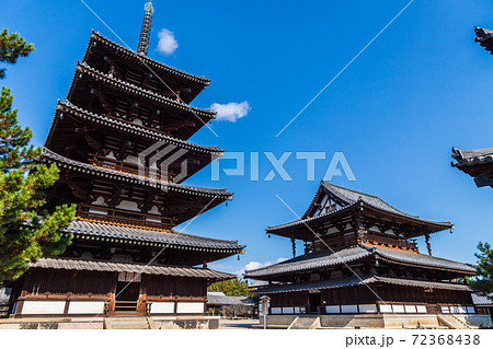 秋空に映える奈良・法隆寺の金堂と五重塔の写真素材 [