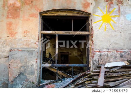 Old ruined building 72368476