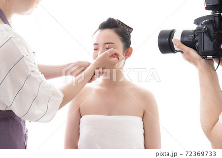 リップコスメ　若い女性の美容の撮影イメージ 72369733