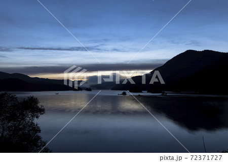 福島県裏磐梯, 秋の五色沼湖沼群, 夜明けの秋元湖 福島県裏磐梯, 秋の五色沼湖沼群, 夜明けの秋元湖 72371727