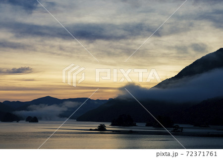 福島県裏磐梯, 秋の五色沼湖沼群, 夜明けの秋元湖 福島県裏磐梯, 秋の五色沼湖沼群, 夜明けの秋元湖 72371761