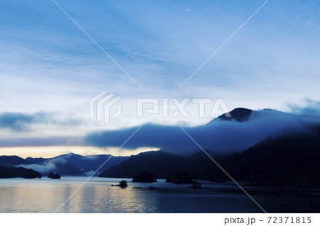 福島県裏磐梯, 秋の五色沼湖沼群, 夜明けの秋元湖 72371815