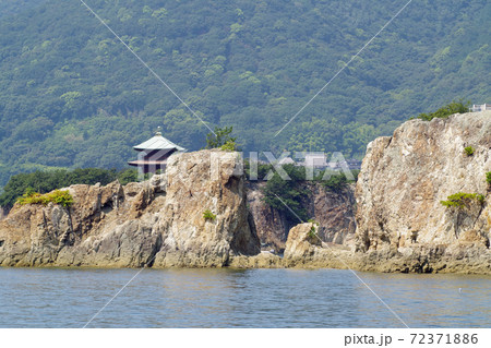 岩越しに見える弁天島の塔の景色 岩越しに見える弁天島の塔の景色 72371886