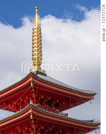 金色に輝く五重塔の相輪 72372718
