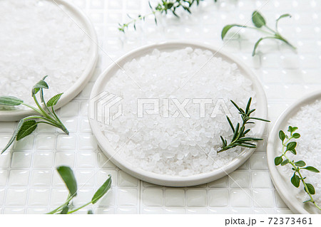 塩とハーブ 白背景素材 塩とハーブ 白背景素材 72373461
