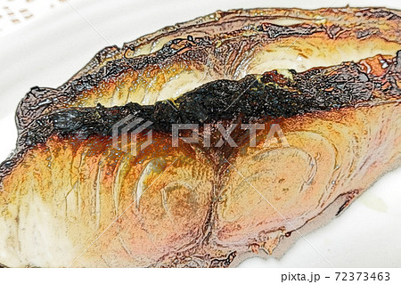 家庭的で素朴な自宅調理の「サワラの塩焼き」色鉛筆画風 72373463