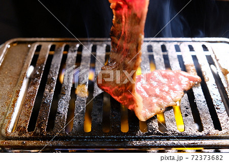 国産黒毛和牛イチボ（希少部位）をロースターで焼く 72373682