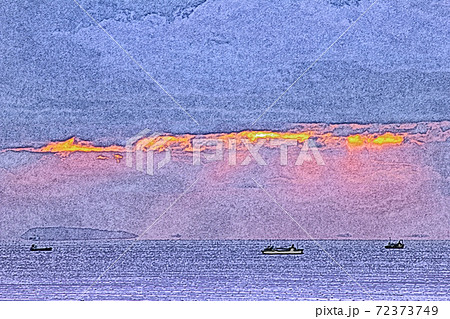 瀬戸内の播磨灘に燃え上がる幻想的な 夕焼けと浮島現象 色鉛筆画風のイラスト素材
