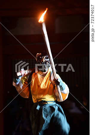 鬼　太山寺の追儺式　松明を持ち踊り悪霊退散 72374017