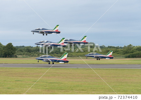 イタリア空軍フレッチェトリコローリ編隊離陸 イタリア空軍フレッチェトリコローリ編隊離陸 72374410