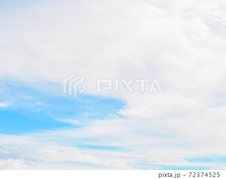 晴れた日の雲の多い青空の写真素材 晴れた日の雲の多い青空の写真素材