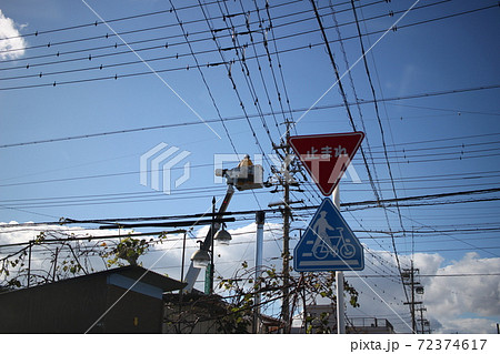 電線工事 電線 高所作業車 特殊車両 働く人 電線工事 電線 高所作業車 特殊車両 働く人 72374617