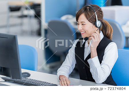 コールセンターで働く若い女性 72374804