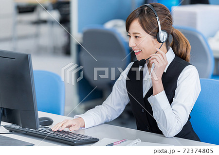 コールセンターで働く若い女性 コールセンターで働く若い女性 72374805