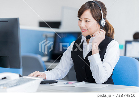 コールセンターで働く若い女性の写真素材