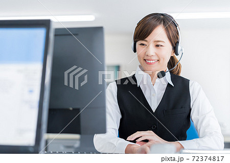 コールセンターで働く若い女性の写真素材