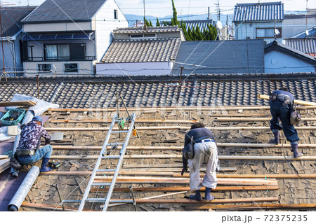 屋根のふき替え工事（瓦屋根から最新の洋瓦へ） 72375235