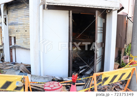 店舗の火災現場 72375349