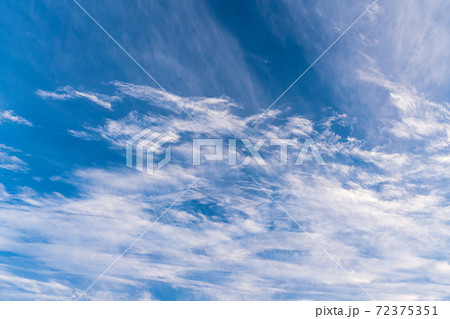 雲の多い冬の青空 雲の多い冬の青空 72375351