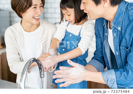 手を洗う家族 72375484