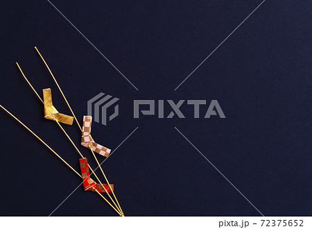 紺色背景上のおみくじ。神社、日本、おみくじ、お正月、初詣、幸運、占いなど 紺色背景上のおみくじ。神社、日本、おみくじ、お正月、初詣、幸運、占いなど 72375652