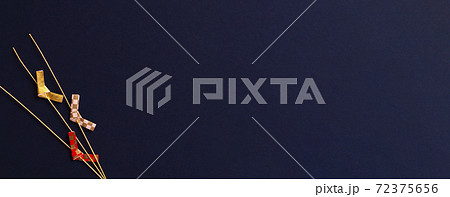 紺色背景上のおみくじ。神社、日本、おみくじ、お正月、初詣、幸運、占いなど 紺色背景上のおみくじ。神社、日本、おみくじ、お正月、初詣、幸運、占いなど 72375656