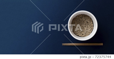 そばのカップ麺、インスタント麺。年越しそば、和食、日本など そばのカップ麺、インスタント麺。年越しそば、和食、日本など 72375744