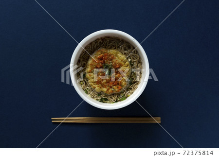 そばのカップ麺、インスタント麺。年越しそば、和食、日本など 72375814