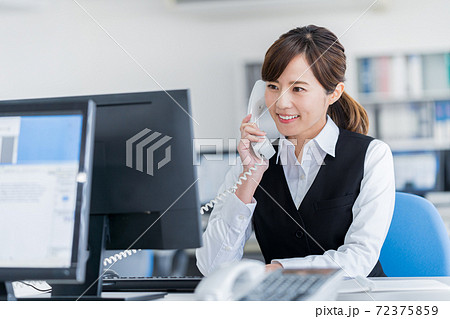 オフィスで電話する若いビジネスウーマン 72375859