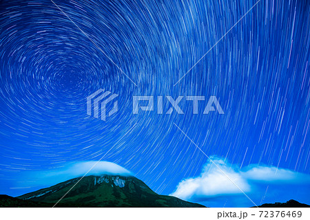 北海道知床の星景 知床峠で仰ぐ羅臼岳と星の軌跡 北海道知床の星景 知床峠で仰ぐ羅臼岳と星の軌跡 72376469
