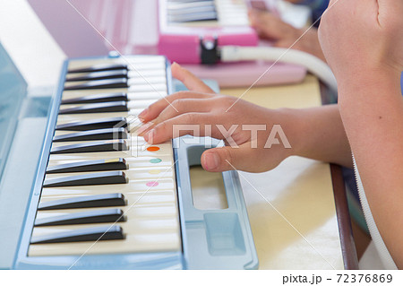 ピアニカの練習風景 72376869