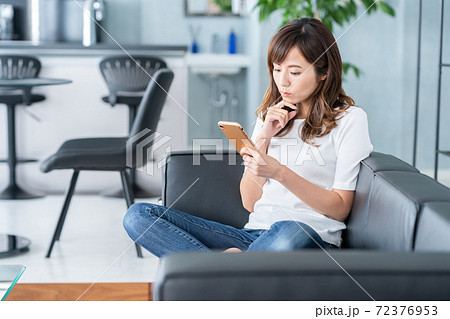 女性 リビング ライフスタイル スマホ 女性 リビング ライフスタイル スマホ 72376953