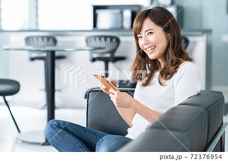 女性　リビング　ライフスタイル　スマホ 72376954
