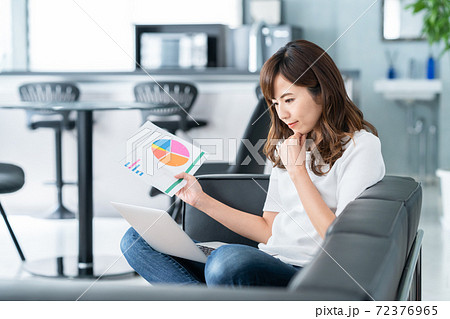 女性 リビング テレワーク リモートワーク ライフスタイル 女性 リビング テレワーク リモートワーク ライフスタイル 72376965