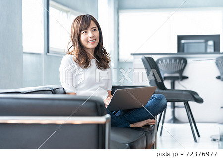 女性　リビング　テレワーク　リモートワーク　ライフスタイル 72376977