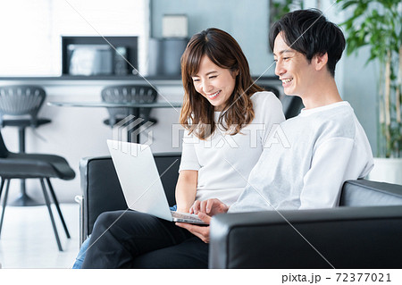 夫婦 家族 ファミリー カップル 仲良し リビング ライフスタイル 夫婦 家族 ファミリー カップル 仲良し リビング ライフスタイル 72377021