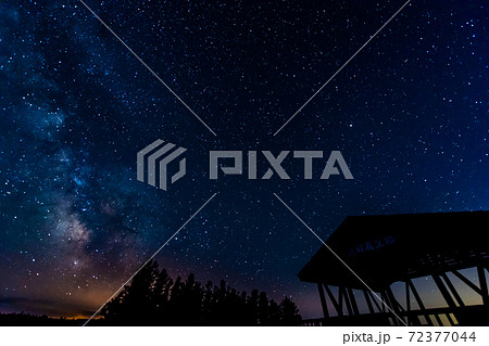 北海道富良野の星景　麓郷展望台の星空 72377044