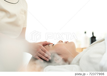 エステでリラックスする女性 72377906