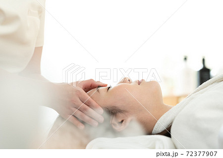 エステでリラックスする女性 72377907