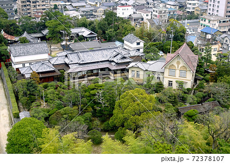 日本庭園と街並みを見下ろす景色（福寿会館）／福山城公園（広島県福山市） 72378107