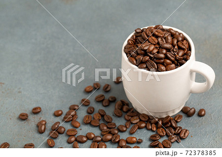 コーヒー豆とマグカップ 72378385