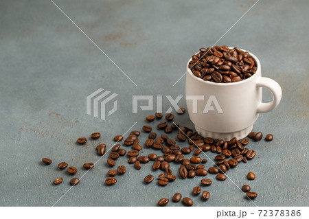 コーヒー豆とマグカップ 72378386